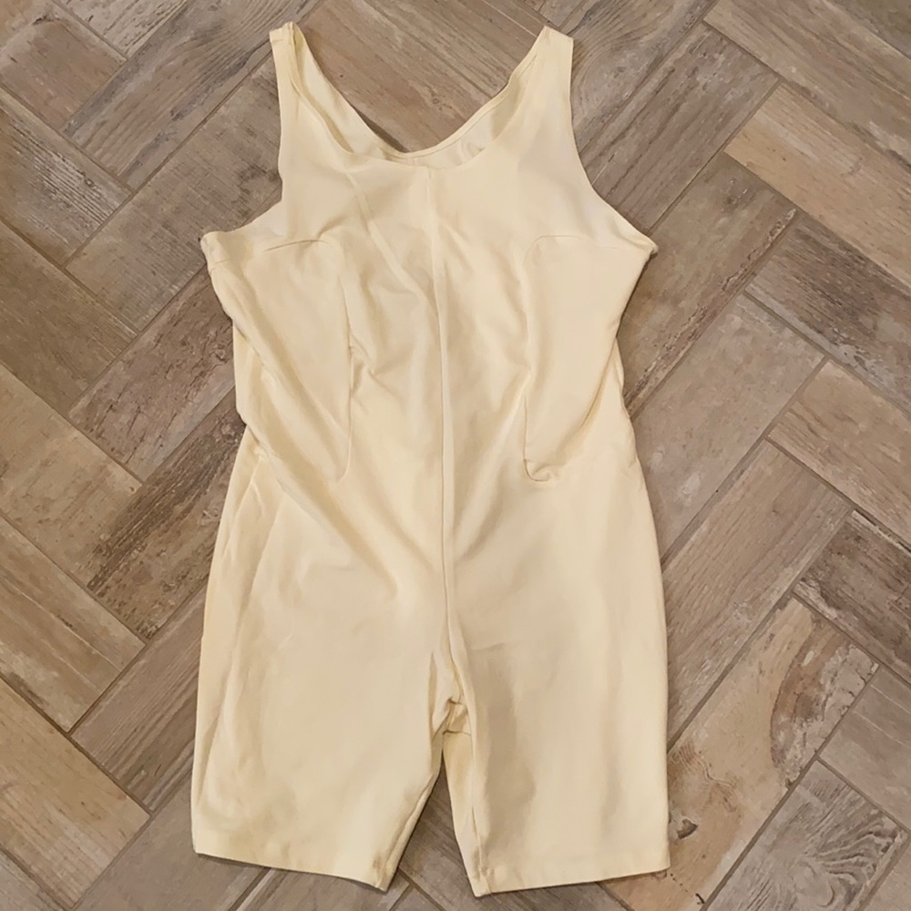 NSW Icon Clash One Piece in Coconut Milk sz L Nike